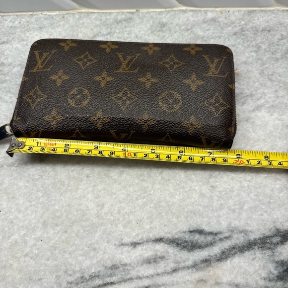Louis Vuitton wallet 7.5 inches x 4 inches. Just a few years old. Authentic. - Picture 4 of 4